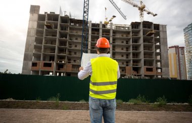 Genç inşaat mühendisi planları site oluşturma, okuma