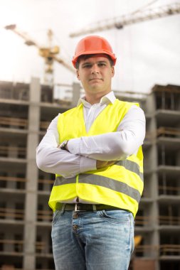 İnşaat Mühendisi olarak kameraya bakarak hardhat gülümseyen