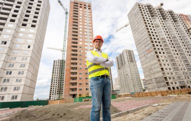 Site bina duran genç inşaat ustabaşı portresi