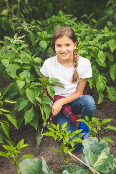 Gelukkig jonge vrouw werken bij tuin met Troffel — Stockfoto