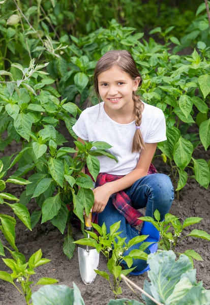 Potret gadis remaja manis menanam tanaman di kebun — Stok Foto