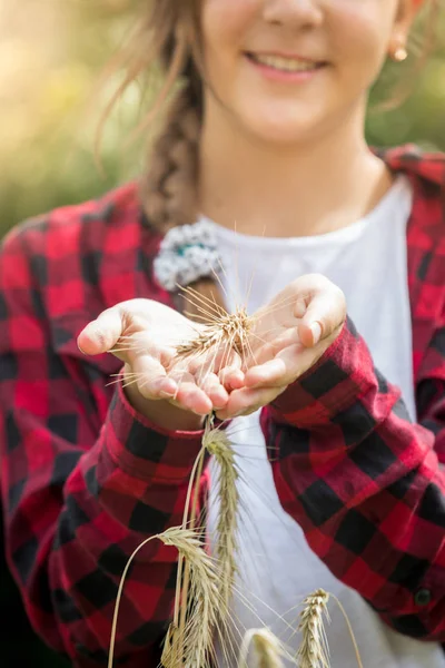 十几岁的女孩穿花格子衬衫，在小麦场构成的肖像 — 图库照片