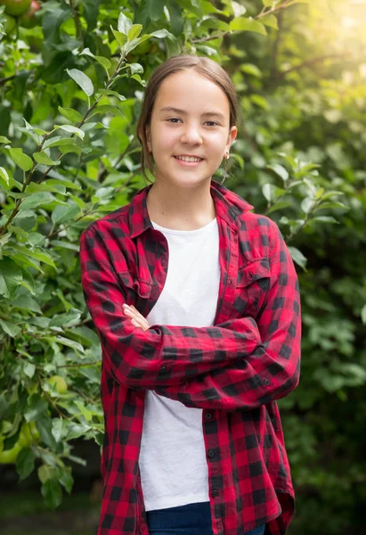 Bela menina adolescente sorridente posando no jardim — Fotografia de Stock