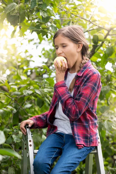 Beautiful smiling girl in checkered shirt posing in garden and b — Stock Photo, Image