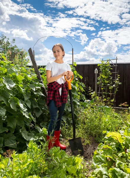Gyönyörű tizenéves lány dolgozik a kertben telepen napsütéses napon — Stock Fotó