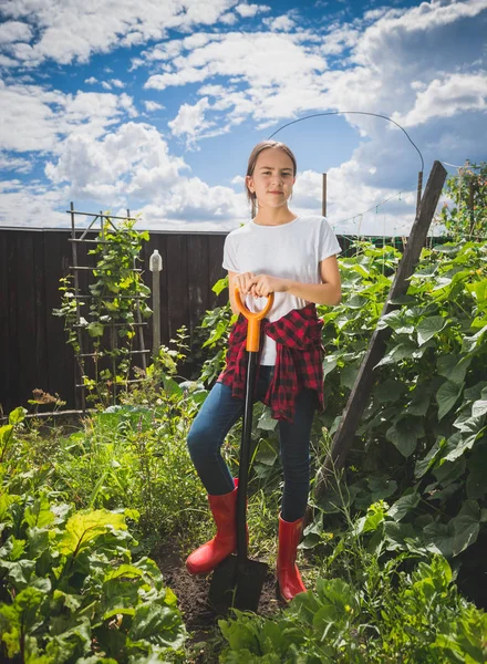 ゴムの若い女性の裏庭の庭での作業をブーツします。 — ストック写真