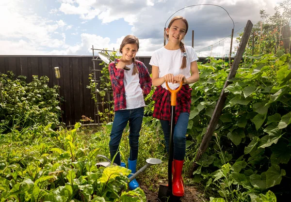 Due belle ragazze che lavorano in giardino nella giornata di sole — Foto Stock