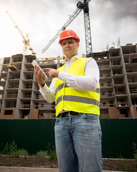 Smiling construction engineer posing with digital tablet — Stock Photo, Image