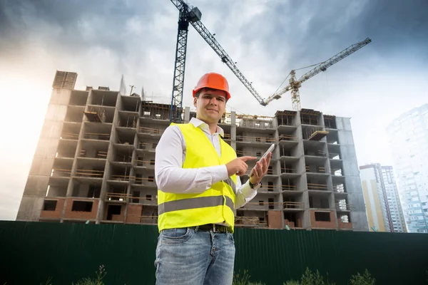 Building inspector with digital tablet on construction site — Stock Photo, Image