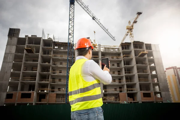 Bui teftiş ve dijital tablet tutan denetçisinin arkadan görünüş