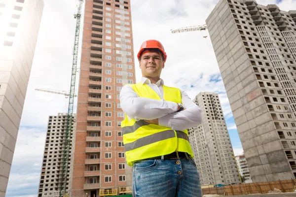 Ingeniero de construcción guapo de pie en la obra —  Fotos de Stock