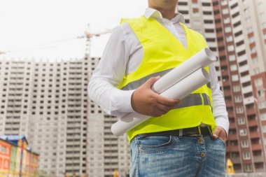 Yeni binalar, planları ile poz güvenlik yeleği mimar