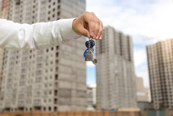 Молодий бізнесмен тримає ключі від нової нерухомості — стокове фото