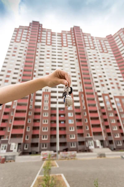 Крупним планом фото агента з нерухомості, який тримає ключі від нового будинку — стокове фото