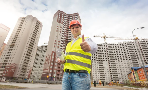 Портрет улыбающегося инженера-строителя, стоящего у здания — стоковое фото