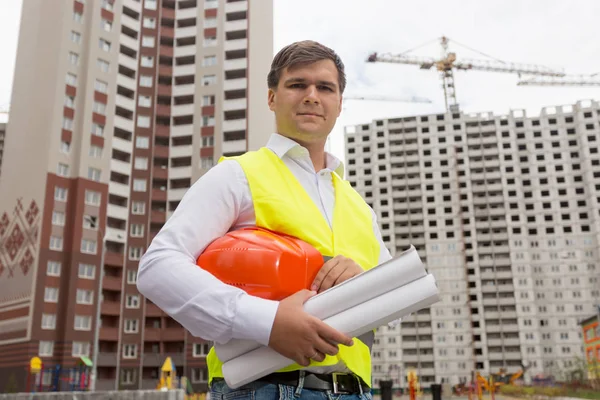 Portret van lachende ingenieur permanent op de bouwplaats — Stockfoto