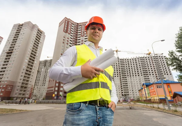 Portrait of construction engineer in hardhat posing in front of — Stock Photo, Image