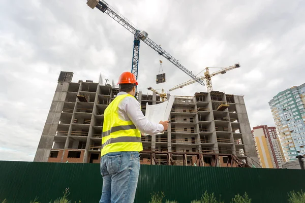 Bina yapım aşamasında bakarak hardhat mühendisi