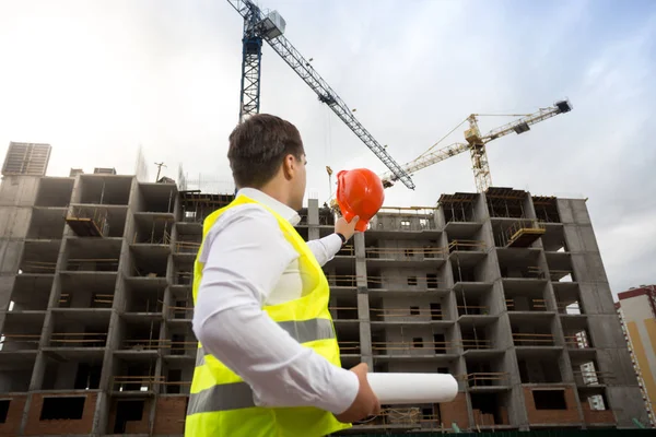 Parlak güneşli sk sitesinde binasında poz inşaat mühendisi