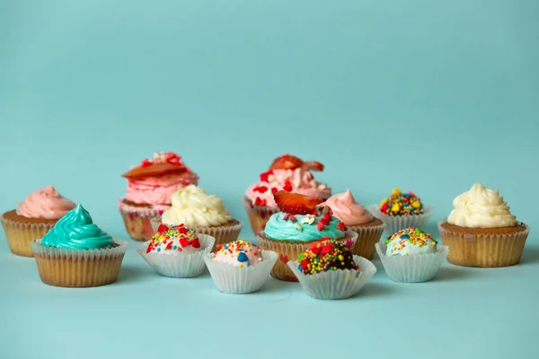 Fechar-se de doces saborosos diferentes em fundo azul — Fotografia de Stock