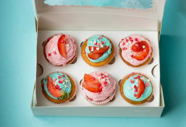 Foto de close-up de cupcakes coloridos com morango — Fotografia de Stock