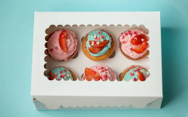 Closeup de cupcakes coloridos decorados com polvilhas e palha — Fotografia de Stock