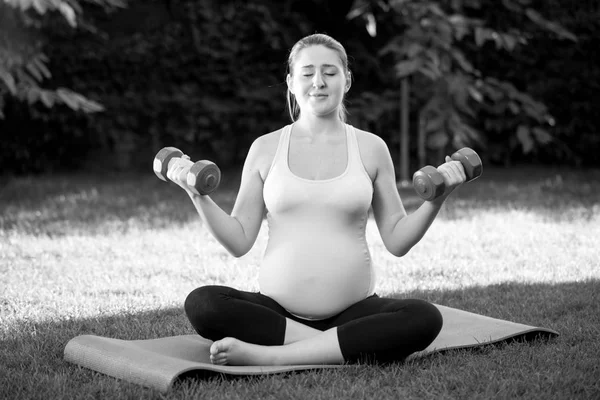 Obraz czarno-biały, młoda kobieta w ciąży, ćwiczenia w parku — Zdjęcie stockowe