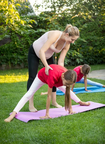 Ładna dziewczyna praktykowania jogi z matki na maty fitness Park — Zdjęcie stockowe