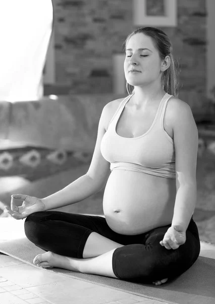 Szép terhes nő meditál fekete-fehér portré — Stock Fotó