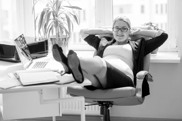 座っている笑顔の妊娠している実業家の黒と白のイメージ — ストック写真