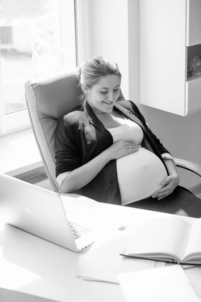 Zwart-wit portret van zakenvrouw verwacht voor baby pos — Stockfoto