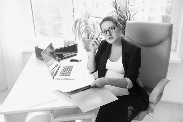 Zwart-wit portret van zakenvrouw zitten in de stoel en w — Stockfoto