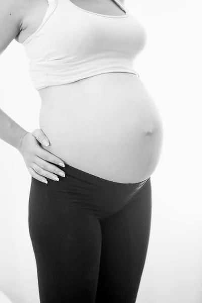 Foto de primer plano en blanco y negro de la mujer embarazada en ropa deportiva sh —  Fotos de Stock