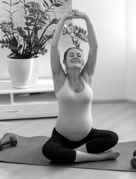 Imagen en blanco y negro de la futura madre haciendo ejercicios en forma — Foto de Stock