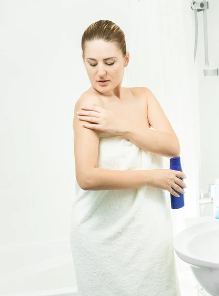 Retrato de una hermosa mujer morena usando loción después de bañarse —  Fotos de Stock