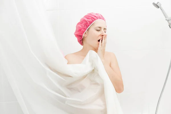 Giovane donna sbadiglia mentre si fa la doccia al mattino — Foto Stock