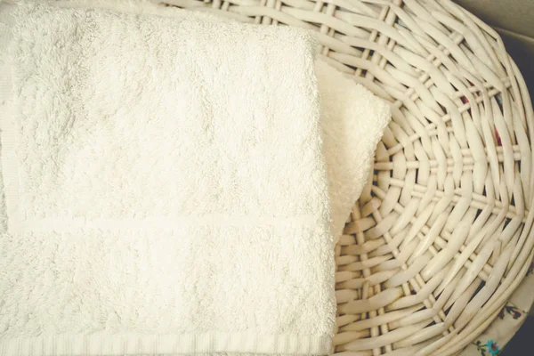 Closeup photo of bath towels lying on wicker basket — Stock Photo, Image