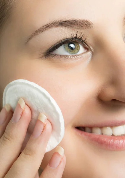 Primer plano retrato de la hermosa mujer quitando el maquillaje —  Fotos de Stock