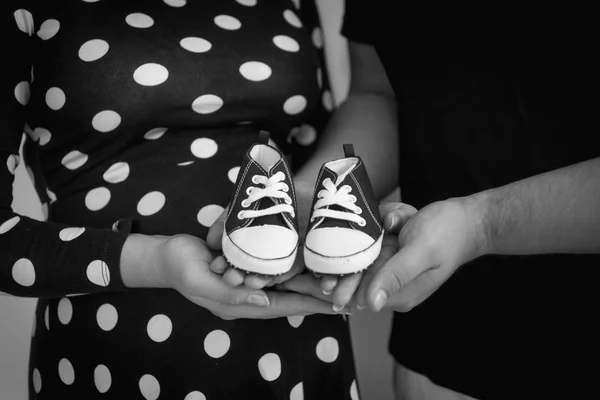 Primeros planos en blanco y negro de los futuros padres sosteniendo al bebé — Foto de Stock