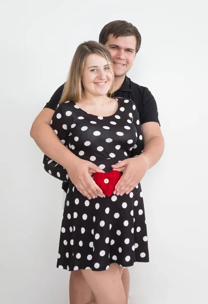 Feliz sorrindo casal grávida posando com coração pequeno — Fotografia de Stock