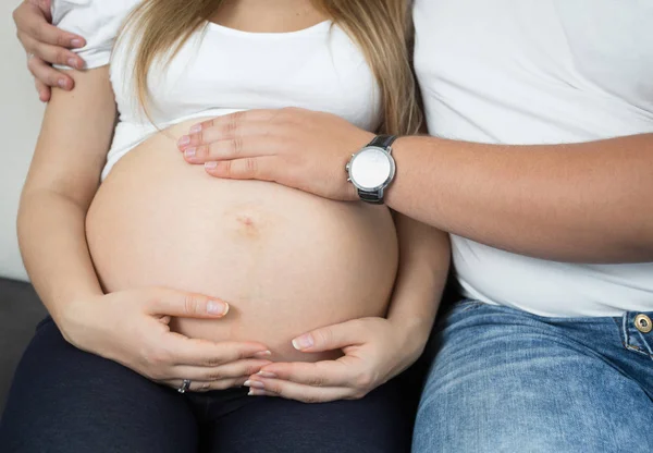 Närbild bild av unga blivande far röra stora frus bell — Stockfoto