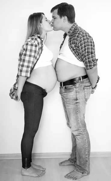 Preto e branco engraçado retrato de grávida casal em pé rosto — Fotografia de Stock