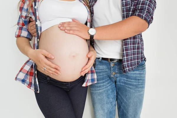 妊娠中の妻のおなかに触れる若い父親のクローズ アップ写真 — ストック写真