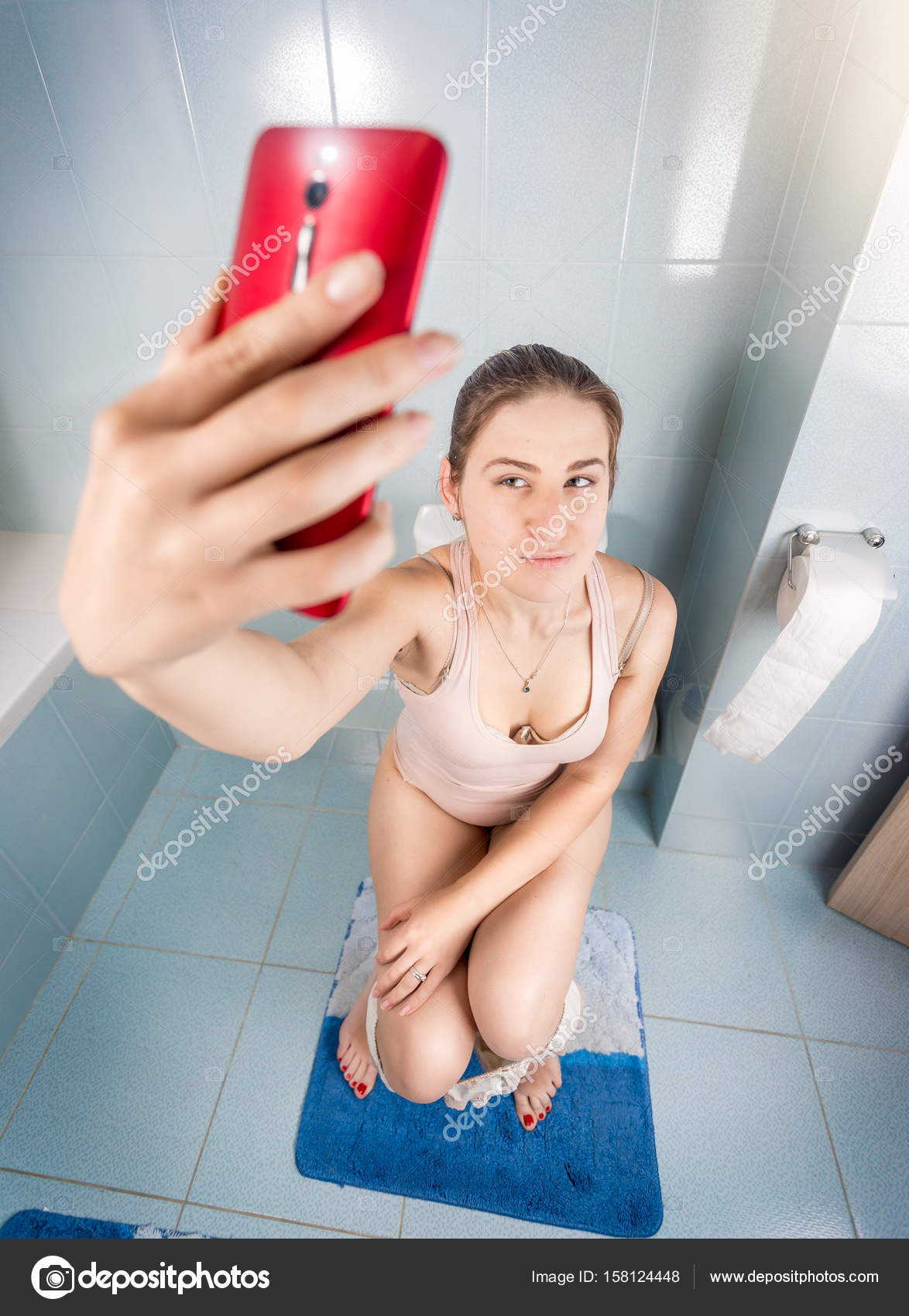 Красивая девушка в туалете. Фотомодели на унитазе. Юные девочки в туалетах. Юные девочки в туалетах. Женщина в мужском туалете.