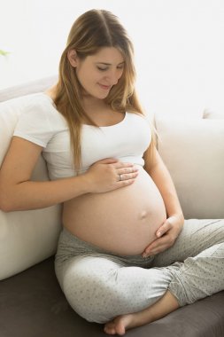 Bir bakım hamile anne livi, kanepede rahatlatıcı portre resim