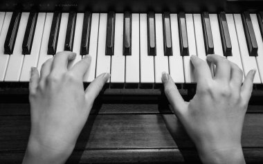 Piyano üzerinde eller siyah beyaz portre fotoğrafı