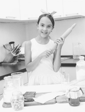 Mutfak w üzerinde poz mutlu esmer kız siyah beyaz görüntü