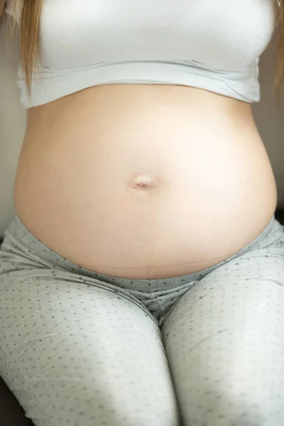 Nahaufnahme Bild der schwangeren Frau großen Bauch — Stockfoto