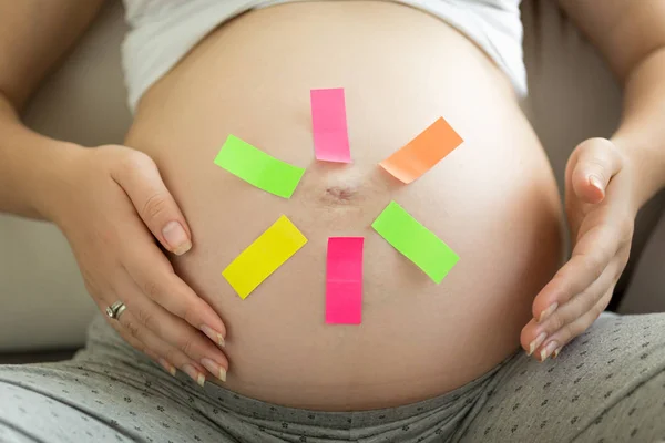 Fogalmi lövés a terhes nő a színes feljegyzés matricák — Stock Fotó