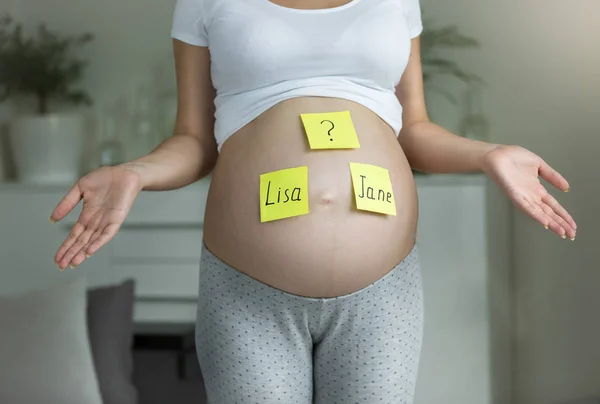 Konzept der Namenswahl für Babys. Junge schwangere Frau mit Namen w — Stockfoto